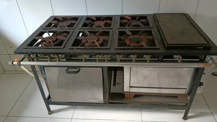 Fogão industrial com 6 bocas forno e chapa