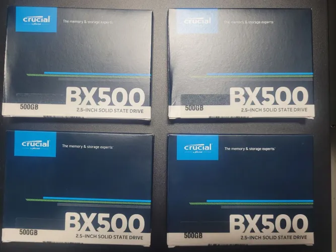 Kit com 9 SSDs Crucial 500GB