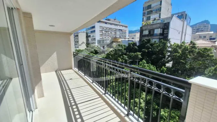 Apartamento de dois quartos com vaga no Quadrilátero de Ipanema