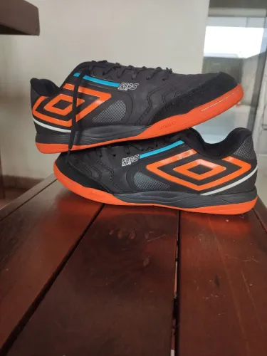Chuteira Futsal Umbro Pro 5 Club Original  [37] - Preta e Laranja (Parou de servir)