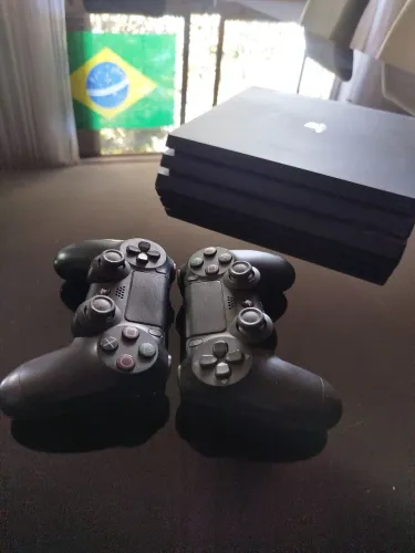 Playstation 4 pro, usado com 2 controles e cabos, + jogo resident evil 2