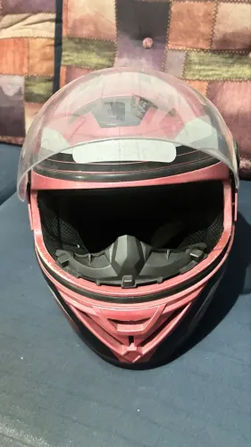 Capacete rosa da Evo