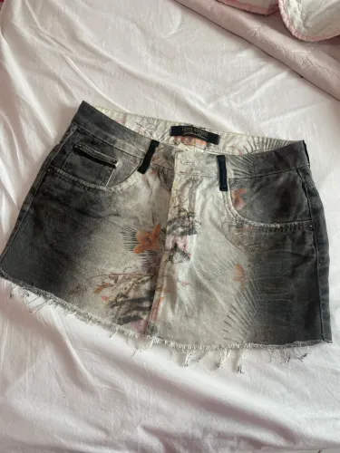 Saia jeans lança perfume 
