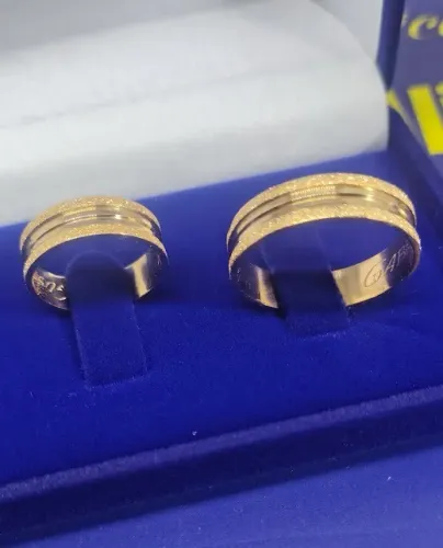 Alianças Reta com Riscos e Foscas Par Noivado Casamento Ouro 18 Kilates Peso 10.12 Gramas