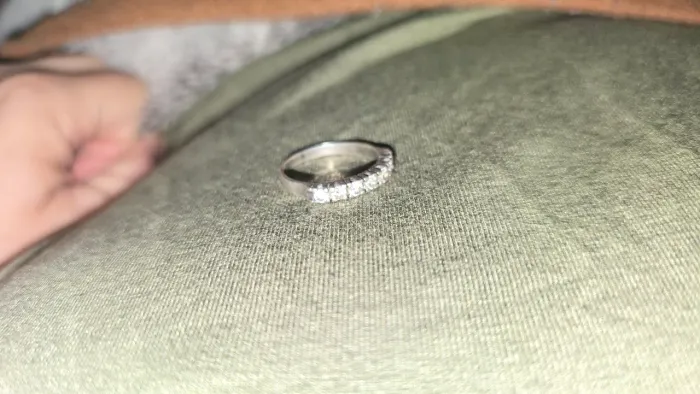 meia aliança em prata com diamantes