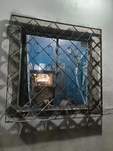 Grade de Ferro reforçada medindo 1,20x1,20. Faço entrega dependendo da distância e Local.