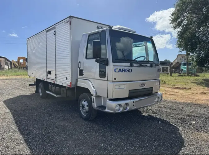 ford cargo 712 baú completo