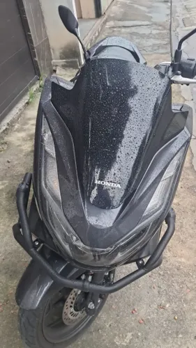 Vendo pcx ano 2024. km 20.000 moto muito nova R$ 18.500. ZAP *