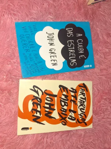 2 livros do John Green: Tartarugas até lá embaixo e A culpa é das estrelas