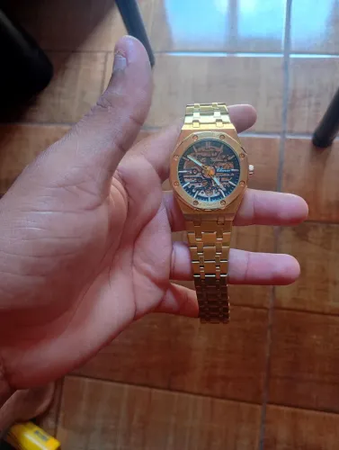 Vende-se uma relógio top automático semi novo com caixa e tudo 
