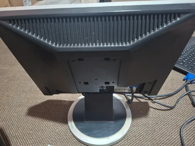 LG FLATON 15 POLEGADAS, SEM DETALHES, VGA, NAO ACOMPANHA CABOS, SO USAR