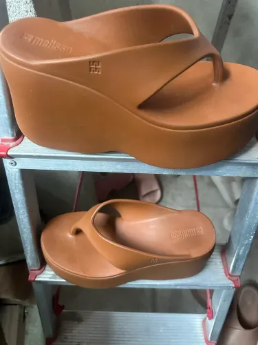 VENDO MELISSA MODELO NOVO TAMANHO 39
