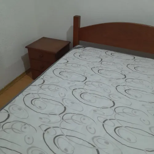 CAMA DE CASAL COM COLCHÃO E CRIADOS