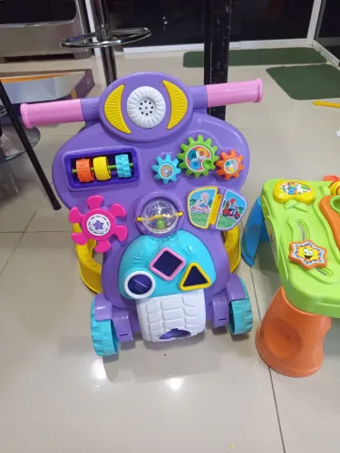 Andador, mesinha de atividades e jogo de bolinhas 