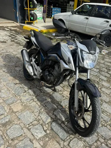 Titan 160, ano 2023, Cinza.