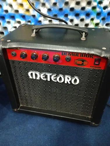 Cubo amplificador para guitarra e baixo meteoro