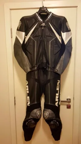 Vende-se macacão Arlen Ness, alpinestar, dainese.