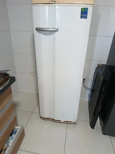 Geladeira Electrolux usada gelando bem 