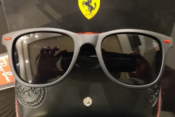 Óculos de Sol Ray-Ban Wayfarer Liteforce Edição Ferrari - Polarizado