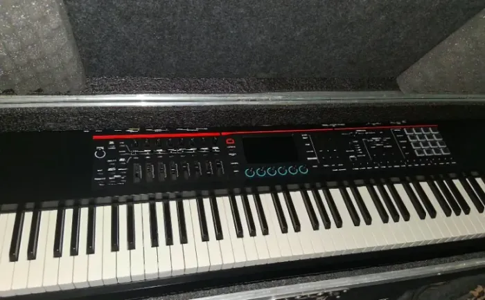 TECLADO MUSICAL FANTOM 8