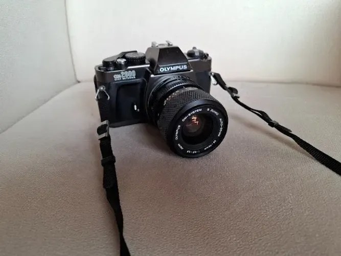 Câmera Analógica Olympus OM2000 com Lente S Zuiko 35-70mm para filmes de 35 mm - RARIDADE