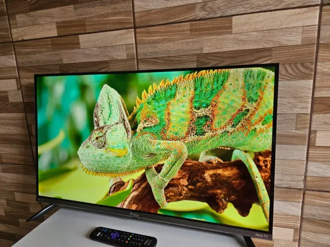 Tv smart 32 polegadas no plástico nova bem fininha aceito cartão