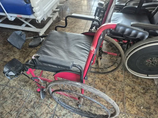 Cadeira de Rodas com apoio perna e pés 