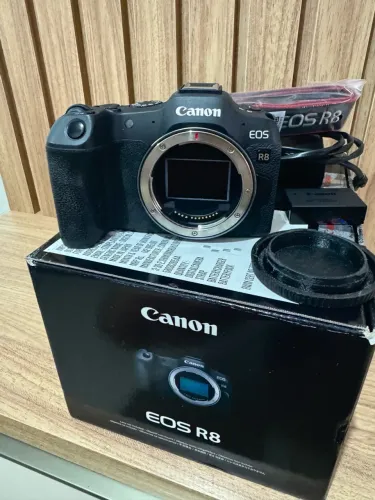 Canon R8