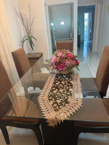 Vendo mesa com tampão em vidro, e 6 cadeiras SEMI NOVA 
