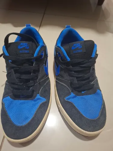 Nike SB Alleyoop na cor azul e preto<br><br>royal e preto.
