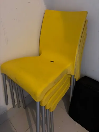 Cadeiras empilháveis amarelas