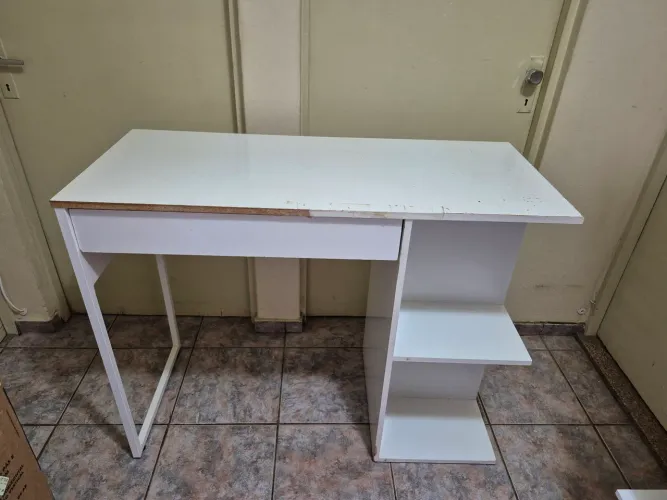 MESA DE ESCRITÓRIO ESTUDOS/HOMEOFFICE BRANCA COM GAVETA E NICHOS - PREÇO BOM