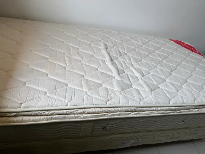 Cama e colchão 