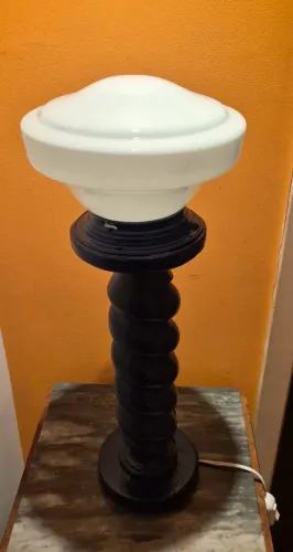 Luminária de mesa base de madeira maciça estilo Manuelino e cúpula opalina art deco branca