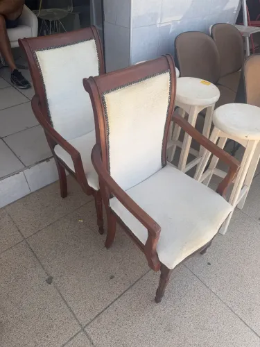 Par de Poltronas em Madeira Nobre Clássica 