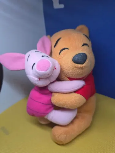 Boneco pelúcia Ursinho Pooh e o Leitão.