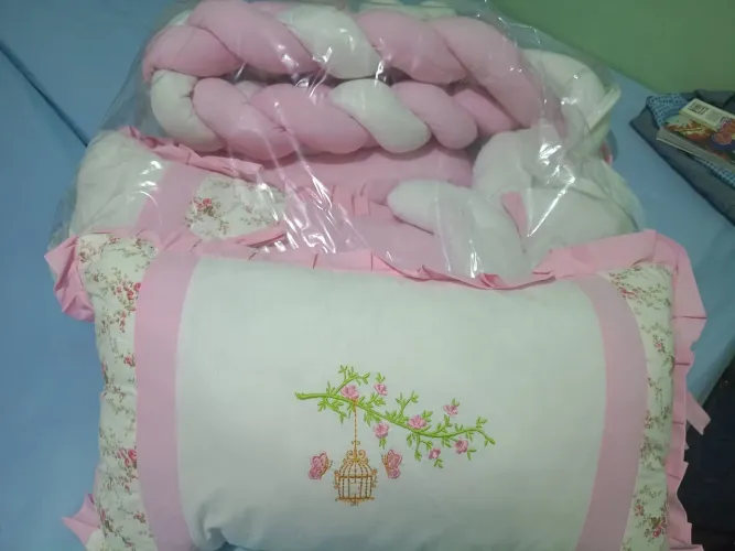 Vendo kit berço completo(enxoval) para menina. 