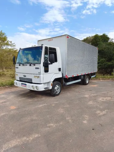 Ford Cargo 815 no baú