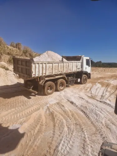 Vendas areia branca para praia, areia construcao seixo e britas.