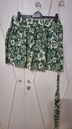 Saia curta floral verde e marfim tam. G