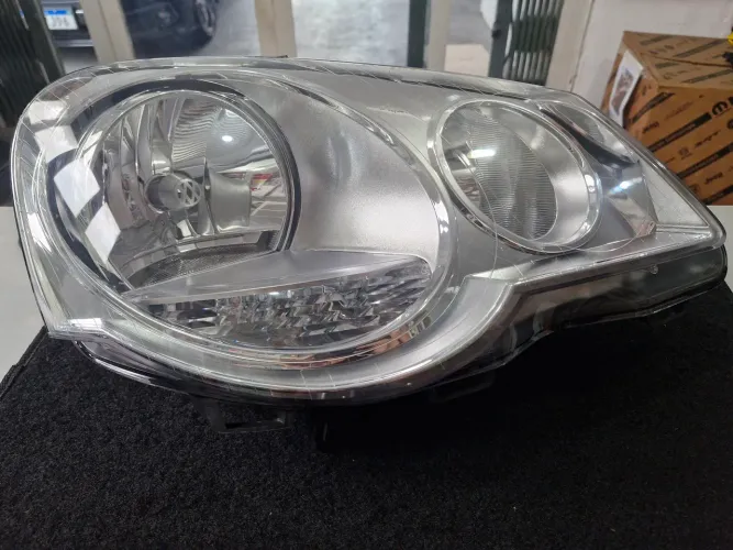 Farol principal Volkswagen Polo 2007 a 2015 Eletrico Cromado Direito TYC 