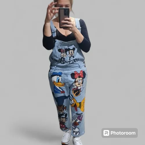 Jardineira jeans pintada a mão