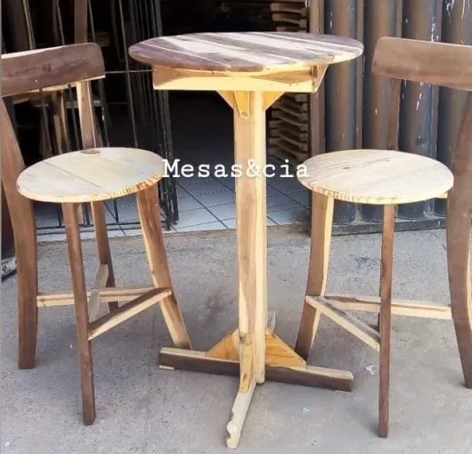 Mesas e banquetas. Bistro