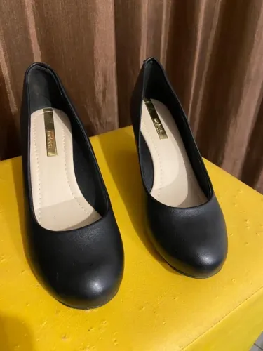 Sapato Anabela Moleca Preto - Conforto e Estilo para o Seu Dia a Dia