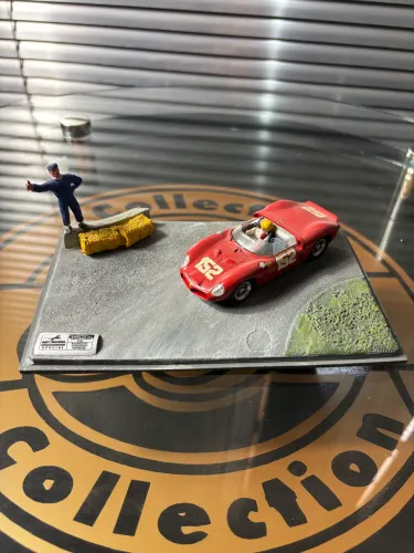Mini Diorama Ferrari Dino 246 SP #152 - Rodriguez, Gendebien