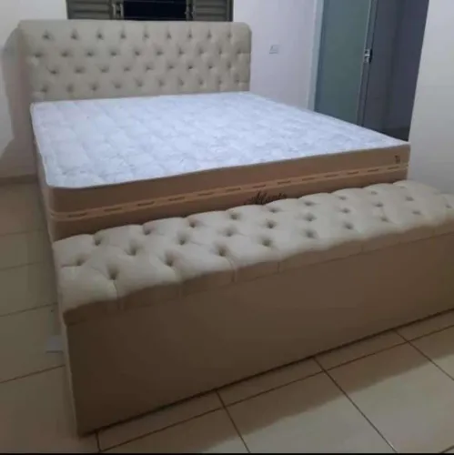 Cama Super King com colchão Atlanta cabeceira e baú recamier 
