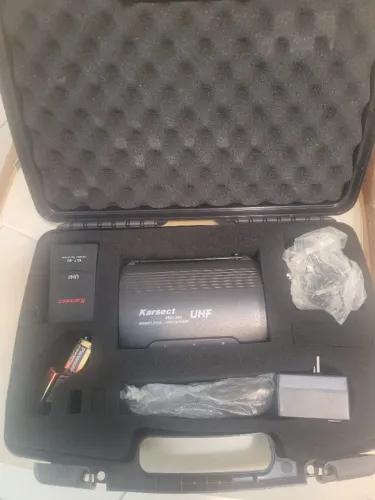 Microfone de Lapela Sem Fio UHF Karsect KRU-200 + Case Rígida