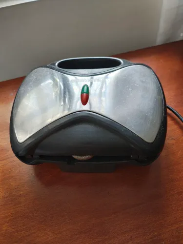 Sanduicheira Black Decker 127 volts.