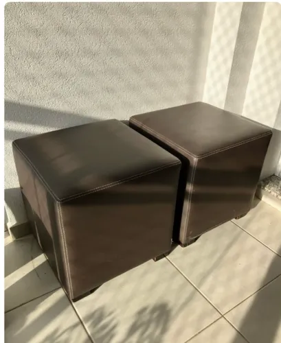 conjunto de putfs em couro excelente qualidade marrom escuro