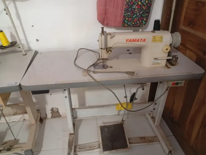 Máquina de costura Yamata
